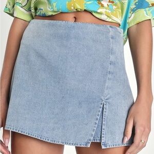 NWT! Lulu’s Born To Be Adored Light Wash Denim High-Rise Mini Skort